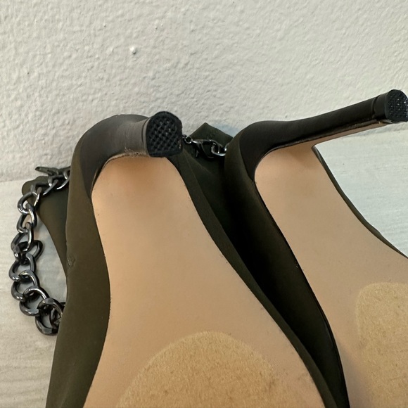NWOB Shoe Dazzle olive green pumps open toe boots with a silver chain - Picture 11 of 12